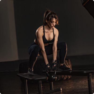 Studio de treinamento com pessoas em exercício.